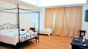 ห้องสแตนดาร์ดสำหรับสี่ท่าน | ตู้นิรภัยในห้องพัก, โต๊ะทำงาน, Wi-Fi ฟรี