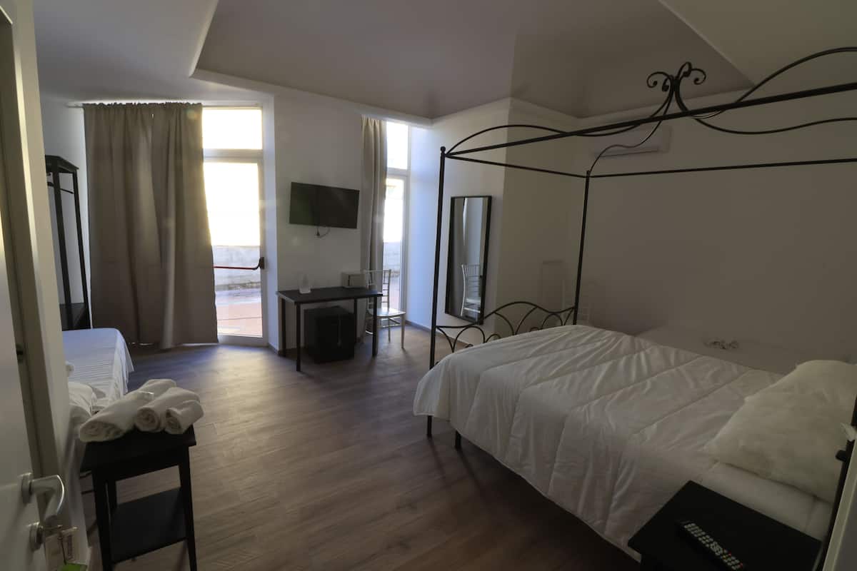 Standard-Dreibettzimmer | Zimmersafe, Schreibtisch, kostenloses WLAN