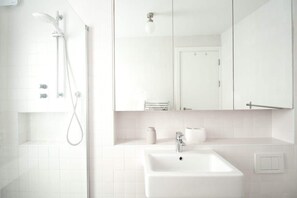 Dusche, Haartrockner, Shampoo