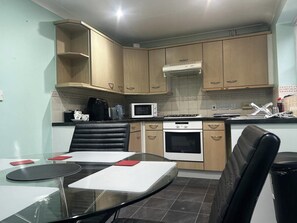 Casa | Cocina privada | Frigorífico, microondas, horno y placa de cocina
