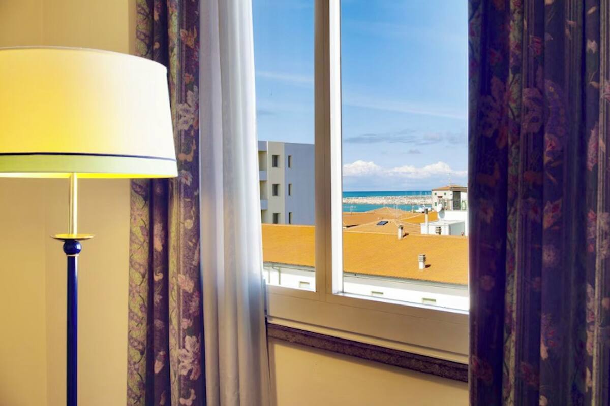 Chambre double, vue sur la mer | Coffre-fort, bureau, lit de bébé (supplément), accès au Wi-Fi (inclus)