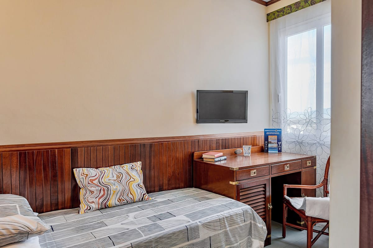 Chambre simple | Coffre-fort, bureau, lit de bébé (supplément), accès au Wi-Fi (inclus)
