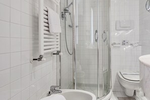 Tweepersoonskamer, balkon, uitzicht op zee | Badkamer | Een douche, een regendouche, een haardroger, een bidet