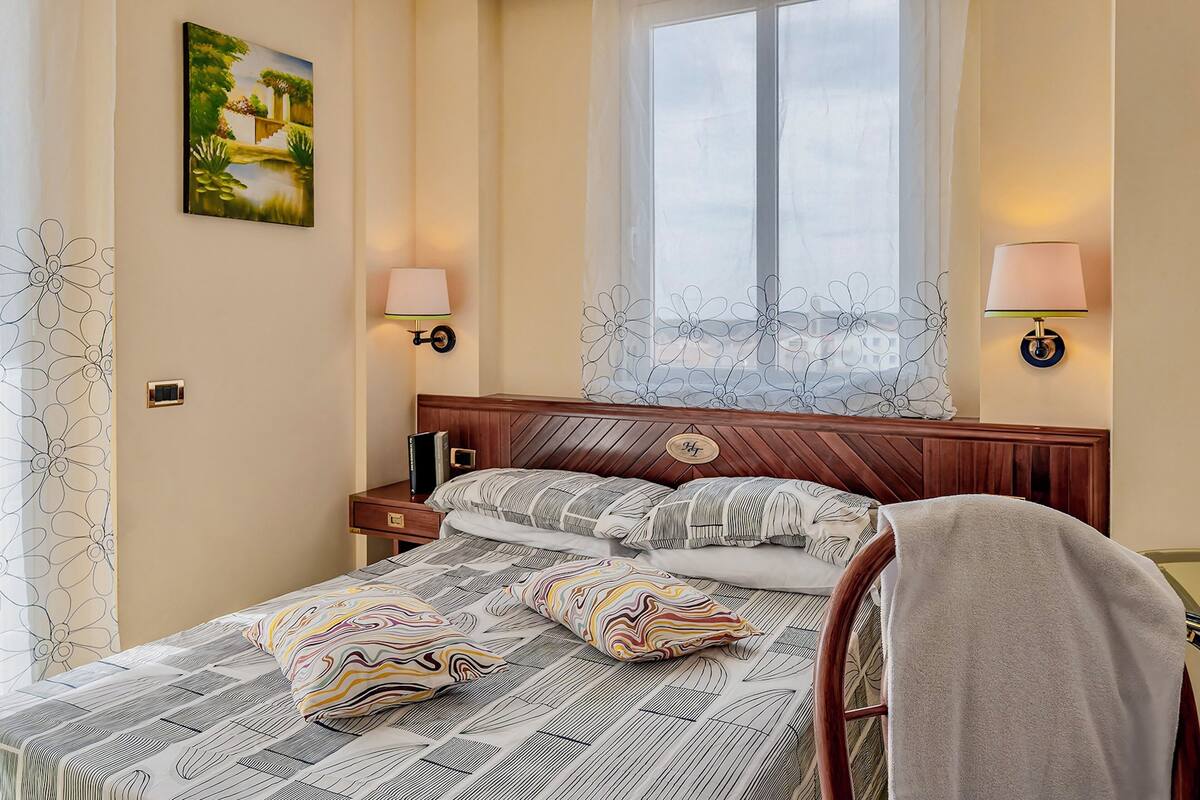 Chambre double, balcon, vue sur la mer | Coffre-fort, bureau, lit de bébé (supplément), accès au Wi-Fi (inclus)