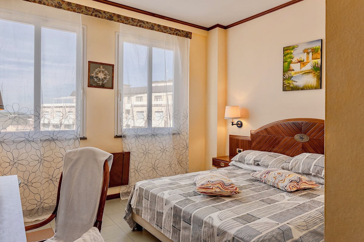 Chambre double, vue partielle sur la mer | Coffre-fort, bureau, lit de bébé (supplément), accès au Wi-Fi (inclus)