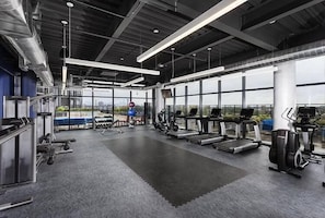Ein Fitnessstudio mit Laufbändern, Ergometer und Krafttrainingsgeräten.