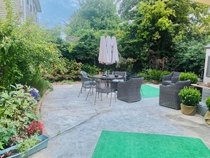 Outdoor dining - Charming 2-bedroom apartment with AC, WiFi in delightful Queens (Queens)