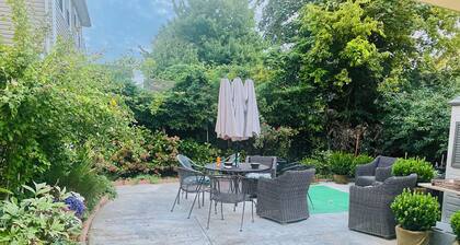 Charming 2-bedroom apartment with AC, WiFi in delightful Queens