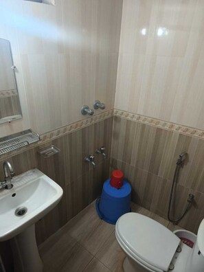 Chambre Simple Confort, 1 lit une place, vue ville | Salle de bain | Chaussons, savon, shampoing, papier toilette