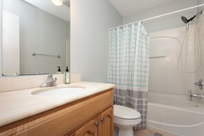 Suihku, hiustenkuivaaja, pyyhkeet, saippua