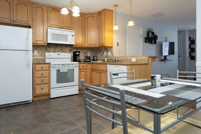 Fully Renovated 2 bdrm/2.5ba near UNC & Weaver St!