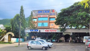Un edificio con insegne che riportano 'OMINN' e 'Hotel Mama'.