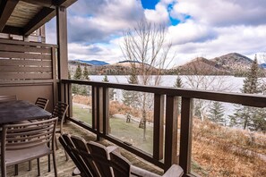 Outdoor dining - Waterfront Suite & Lake Resort (Lac-Supérieur)