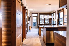 Interior - Waterfront Suite & Lake Resort (Lac-Supérieur)