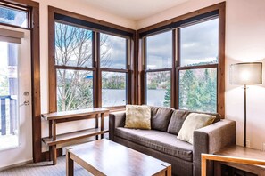 TV, fireplace, stereo, offices - Waterfront Suite & Lake Resort (Lac-Supérieur)