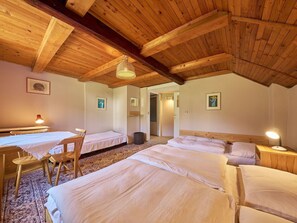 2 quartos, berço de viagem, Wi-Fi de cortesia, roupa de cama