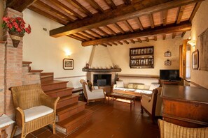 Una televisión, una chimenea