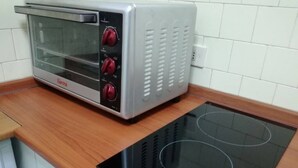 Uma cozinha com forno embutido e fogão.