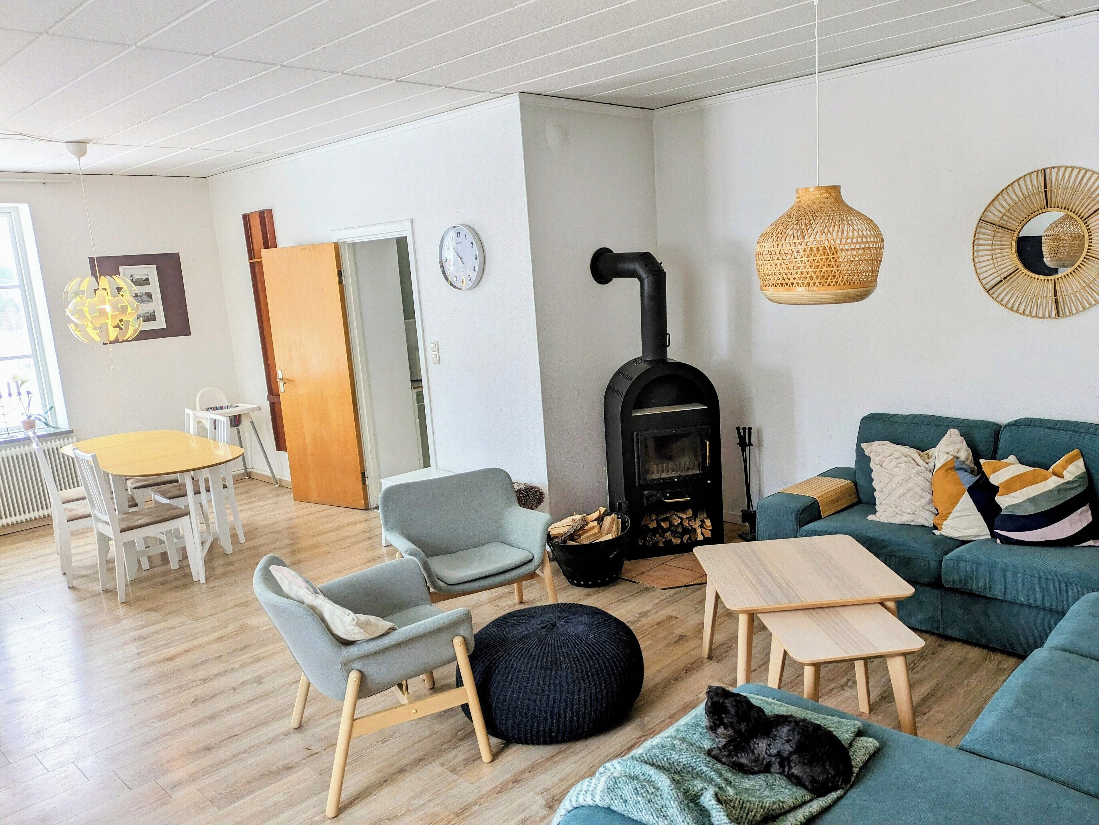 Smart-TV, Kamin, DVD-Player, Bücher