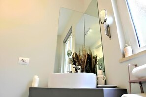 Douche, sĂšche-cheveux, bidet, serviettes fournies