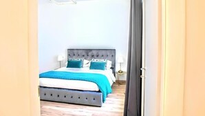 Una camera da letto con un letto, comodini e un tavolino.