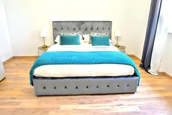 1 chambre, bureau, fer et planche à repasser, lit de bébé portatif