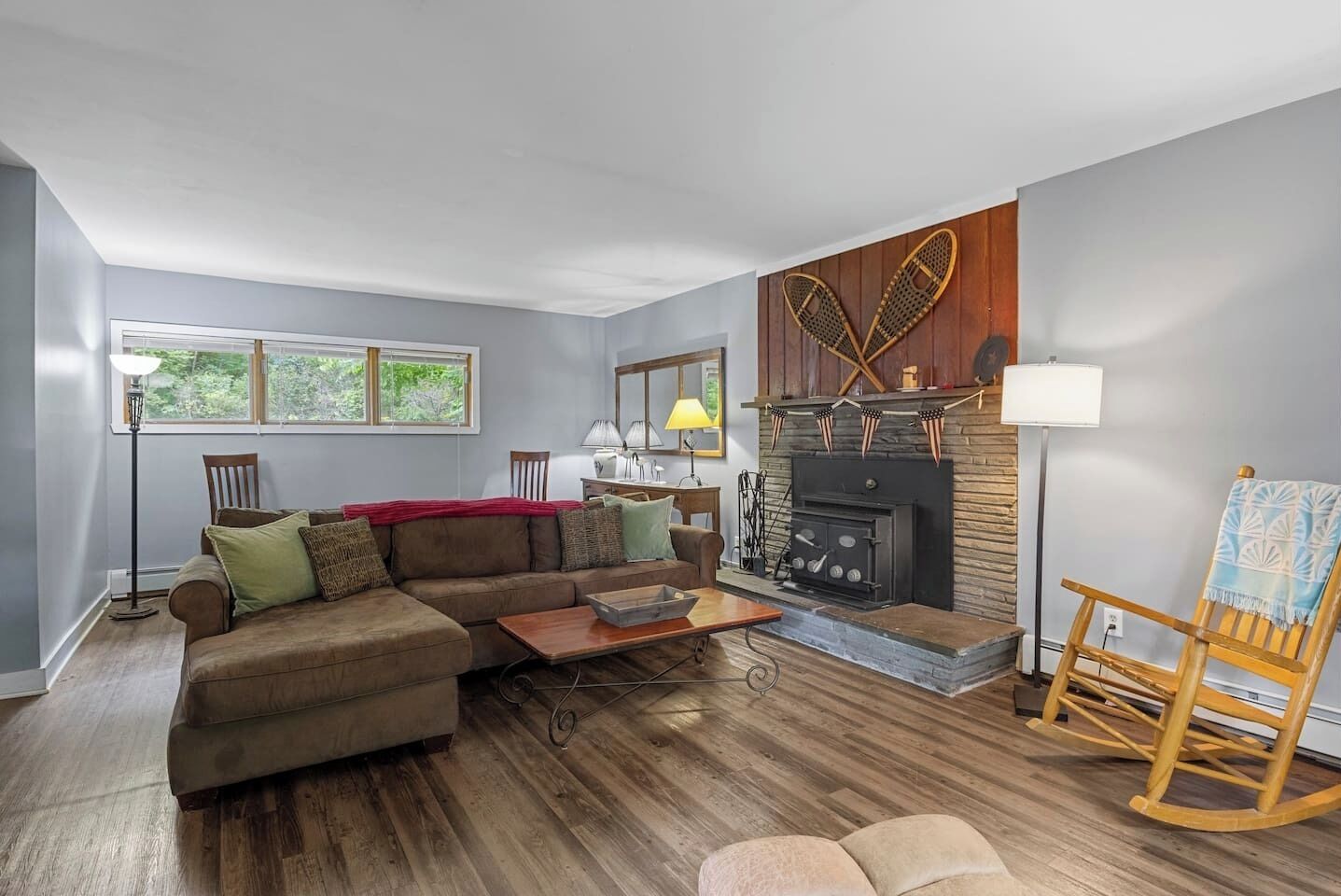 Fernseher, Kamin, Stereoanlage