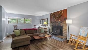 Fernseher, Kamin, Stereoanlage