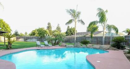 Cozy 2-bedroom house in charming Dinuba with AC, WiFi, a pool and a fitness room