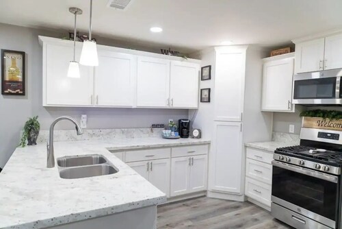 Cozy 2-bedroom house in charming Dinuba with AC, WiFi, a pool and a fitness room