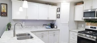 Cozy 2-bedroom house in charming Dinuba with AC, WiFi, a pool and a fitness room
