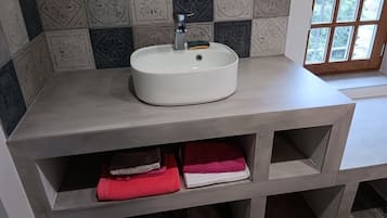 Douche, sèche-cheveux, serviettes fournies, savon