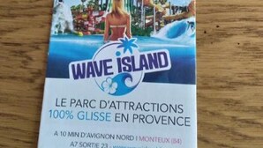 Une brochure présentant Wave Island, un complexe hôtelier entièrement dédié aux activités aquatiques en Provence.