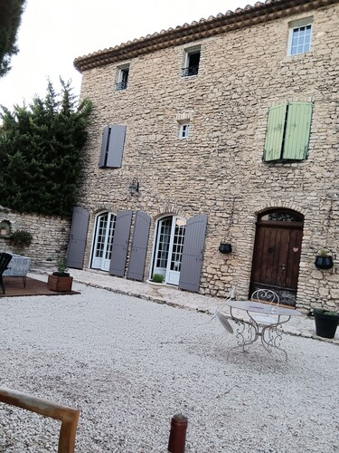 Mas Pacha welcomes you to its pleasant guest rooms in Provence. 