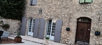 Mas Pacha welcomes you to its pleasant guest rooms in Provence. 