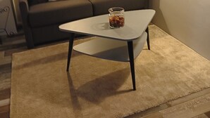 Un salon avec un canapé, une table basse et un tapis.