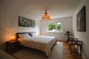 3 bedrooms, iron/ironing board, WiFi, bed sheets