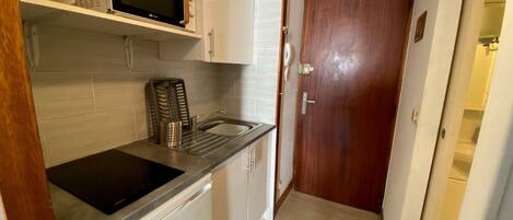 冷蔵庫、電子レンジ、コンロ、コーヒー / ティーメーカー