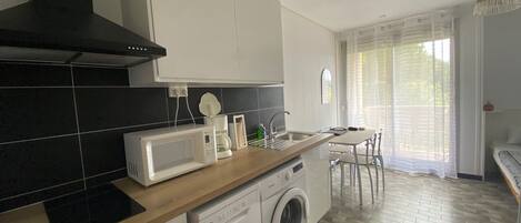 Fridge, microwave, dishwasher, coffee/tea maker