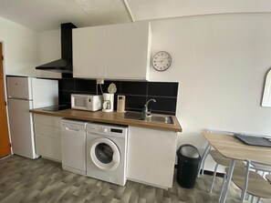 Fridge, microwave, dishwasher, coffee/tea maker - Air-conditioned studio near thermal baths, pets allowed (Balaruc-les-Bains)