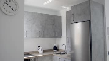 Frigorífico, microondas, horno y cafetera o tetera