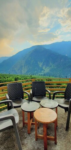 6 bedroom villa with stunning views of apple orchard & waterfalls. Pet friendly 