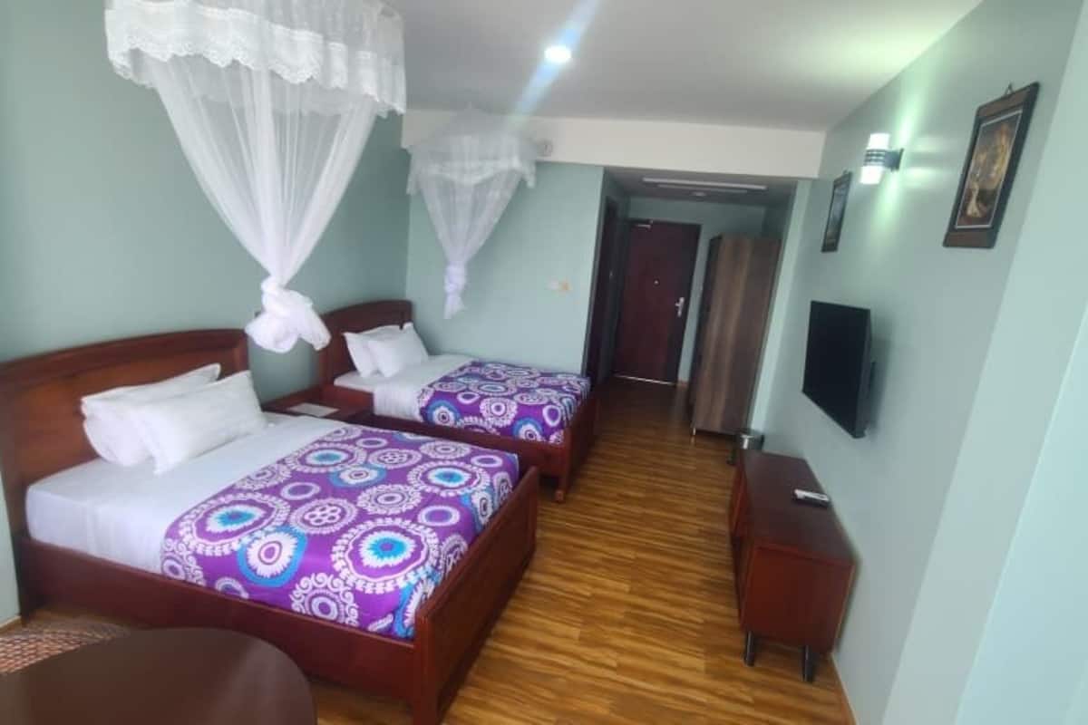 Escritorio, wifi gratis y ropa de cama