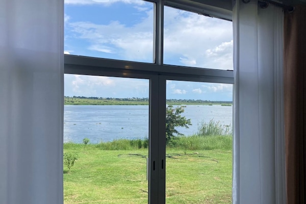 Deluxe Double Room | Desk, free WiFi, bed sheets