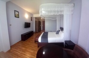 Deluxe kamer, uitzicht op rivier | Een bureau, gratis wifi, beddengoed