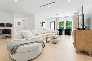 TV, offices - Casa Siesta, Modern, by Design District, Hot Tub (Miami)