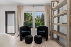 Interior - Casa Siesta, Modern, by Design District, Hot Tub (Miami)