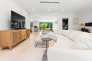 TV, offices - Casa Siesta, Modern, by Design District, Hot Tub (Miami)