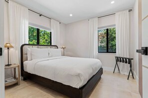 2 chambres, bureau, fer et planche à repasser, lit parapluie