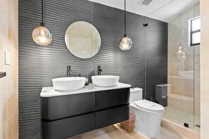 Een douche, een haardroger, handdoeken, shampoo